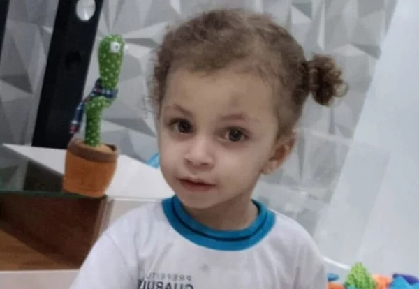 Em foto colorida criança branca com cabeço preso em chuquinha - Metrópoles