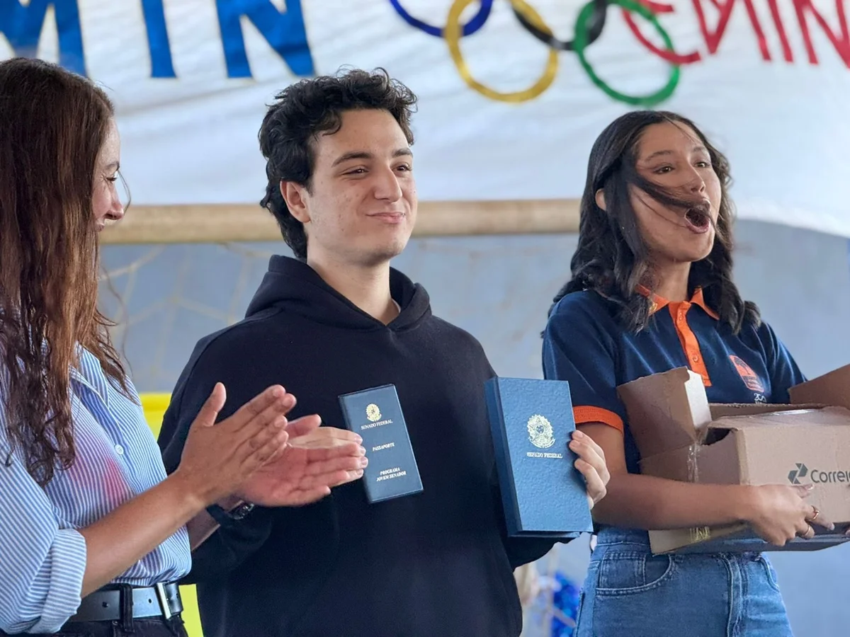 Em 2024, a professora orientou a estudante Emanuelle Lana (à direita), também do Centro de Ensino Médio de Taguatinga Norte, vencedora da etapa distrital Em 2024, a professora orientou a estudante Emanuelle Lana (à direita), também do Centro de Ensino Médio de Taguatinga Norte, vencedora da etapa distrital