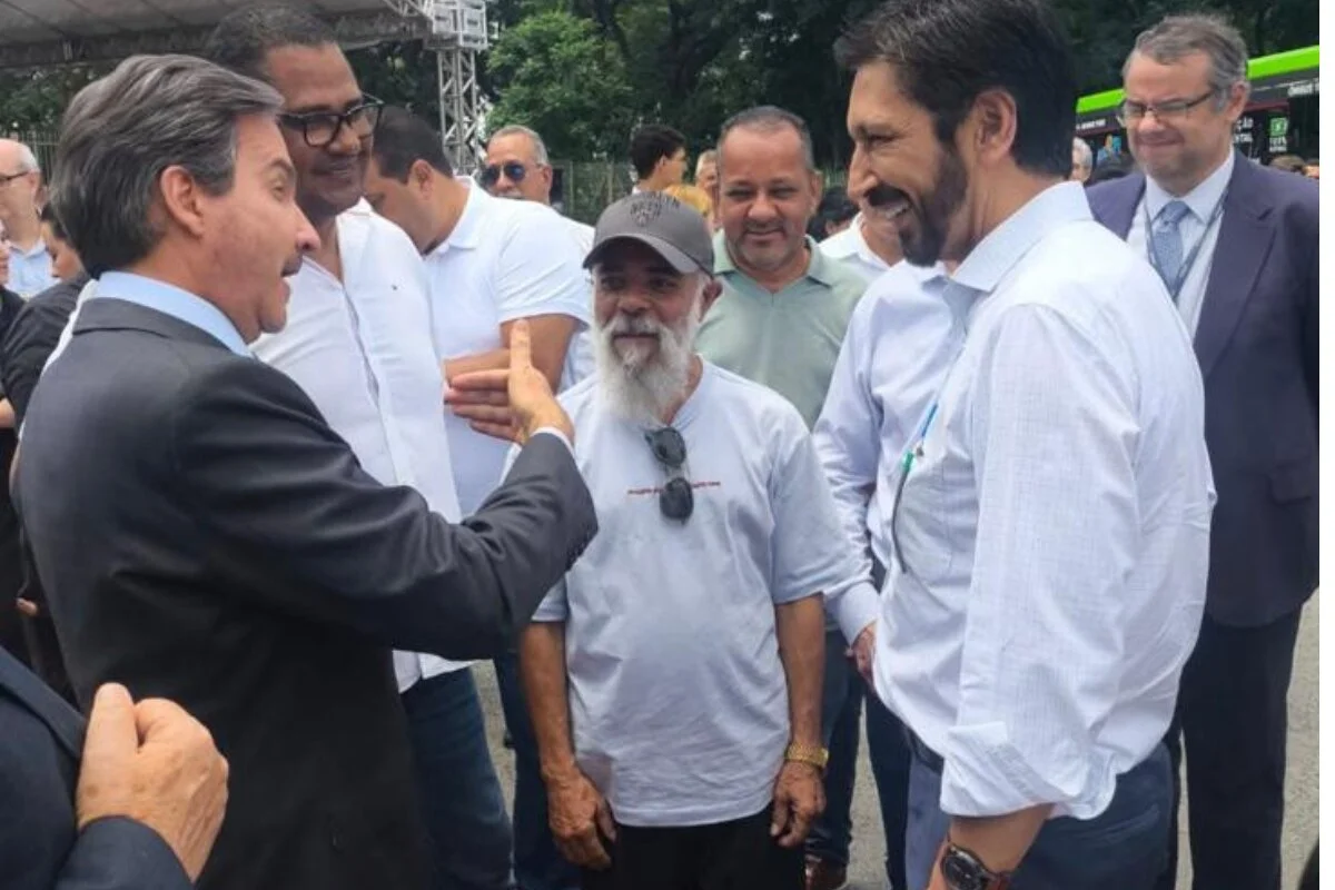Delegado Roberto Monteiro, cumprimento prefeito Ricardo Nunes, ao lado de Moleque, do Sindmotoristas Delegado Roberto Monteiro, cumprimento prefeito Ricardo Nunes, ao lado de Moleque, do Sindmotoristas