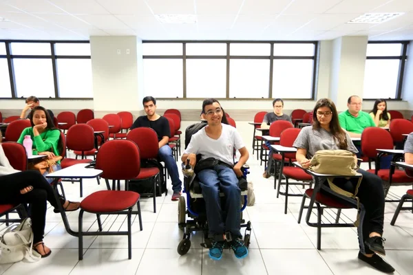 Pessoas com deficiência são rejeitadas por escolas, apesar das leis que garantem acesso à educação