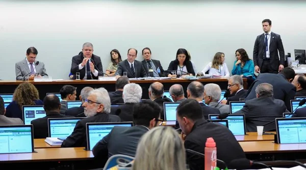Comissão conclui votação e reforma da Previdência vai a plenário