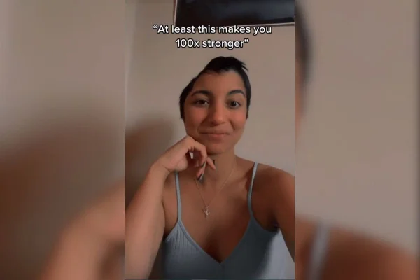 Imagem colorida de mulher com parte do crânio removido por causa de cirugia posando para foto - Metrópoles