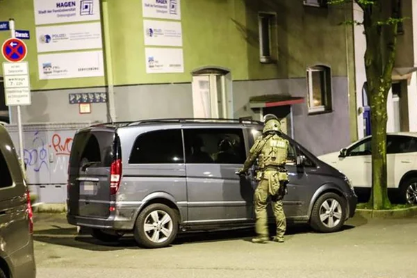 Imagem mostra policial próximo a um carro. Mais de 100 membros da máfia 'Ndrangheta presos na Europa - Metrópoles