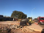 Com a força do impacto, o carro capotou