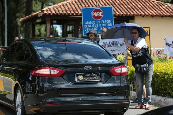 Ficou mal na fita. Professores aposentados acusam Rollemberg de calote na porta de evento com 20 governadores