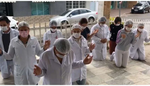 Funcionários do hospital rezam