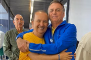 Governador de SC, Jorginho Mello, abraçado com Jair Bolsonaro