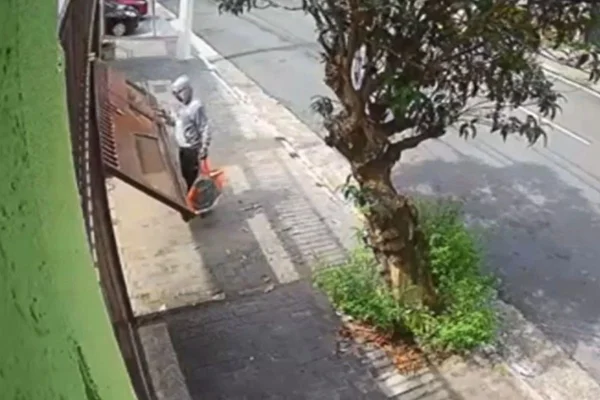 Imagem colorida mostra homem flagrado saindo da casa do tio de Suzane von Richthofen - Metrópoles