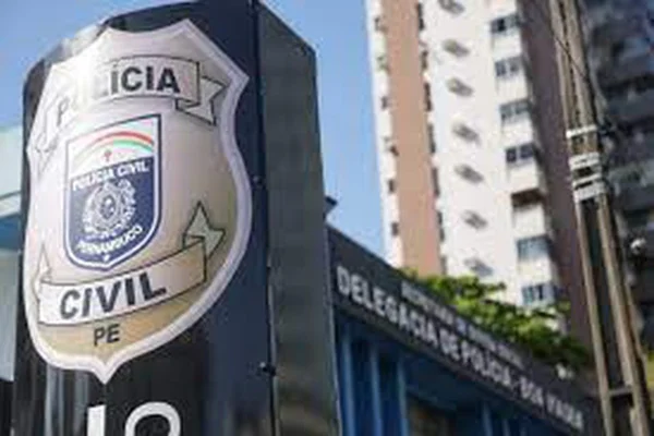 Imagem colorida mostra fachada de delegacia de polícia em Pernambuco - Metrópoles