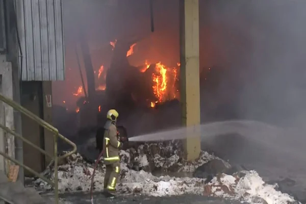 Imagem colorida, Chamas gigantescas se formam após incêndio atingir fábrica de papelão- Metrópoles
