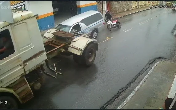 Vídeo: caminhão perde controle e arrasta carro funerário e moto em AL