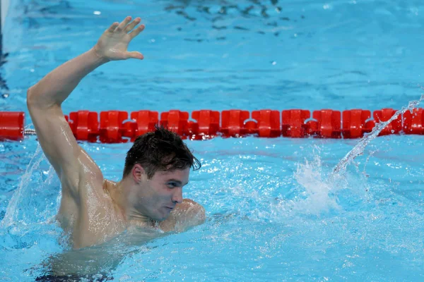 Bobby Finke dos EUA comemora vitória e recorde na natação nos 1.500m nas Olimpíadas de Paris - Metrópoles