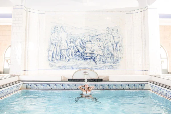 Foto colorida piscina