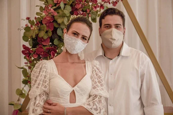 Bênção on-line e lives privadas de cantores: o novo jeito de se casar no DF