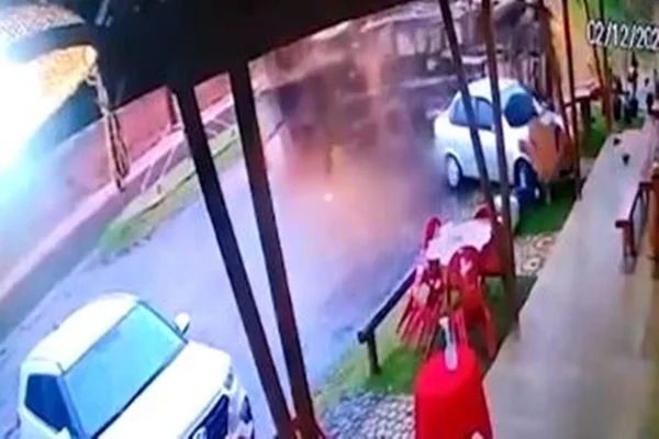 Vídeo: caminhão desgovernado invade pátio de restaurante; um morre