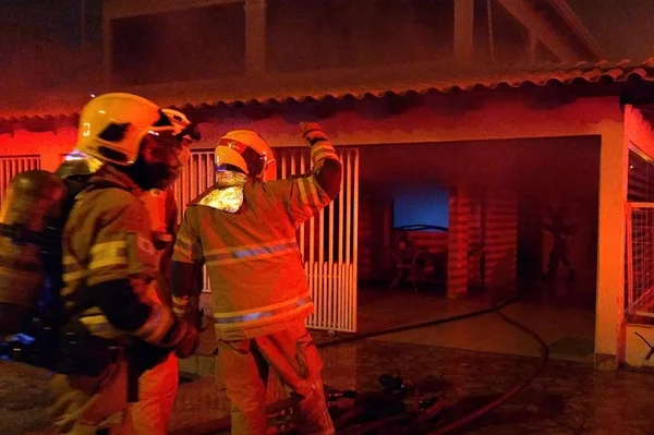 Bombeiros apagam fogo em casa