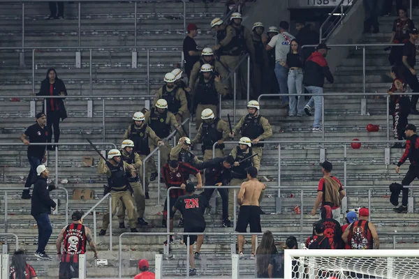 Imagem colorida da confusão entre torcedores do Athletico-PR e polícia - Metrópoles