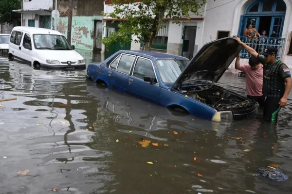 Imagem colorida, Temporal provoca alagamentos e deixa milhares sem luz em Buenos Aires - Metrpóles