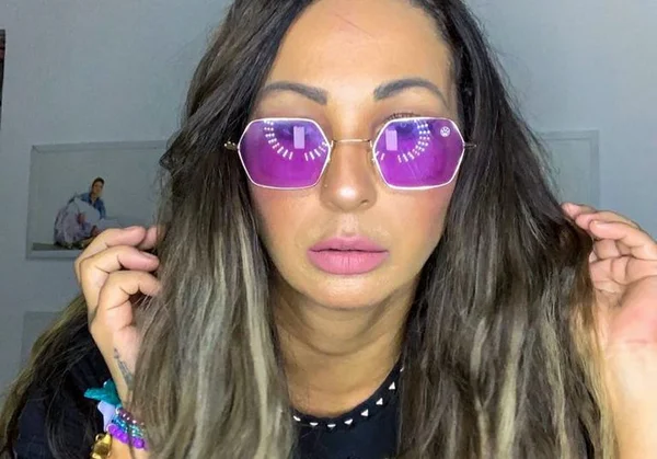 Valesca popozuda de óculos escuros na cor roza
