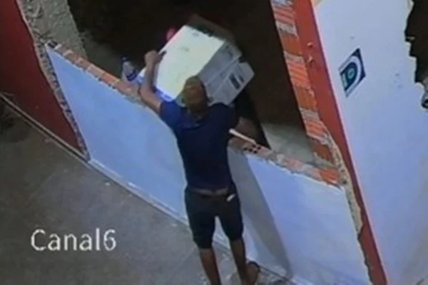 Homem invade loja e furta máquina de gelo, saca-rolhas e coqueteleiras