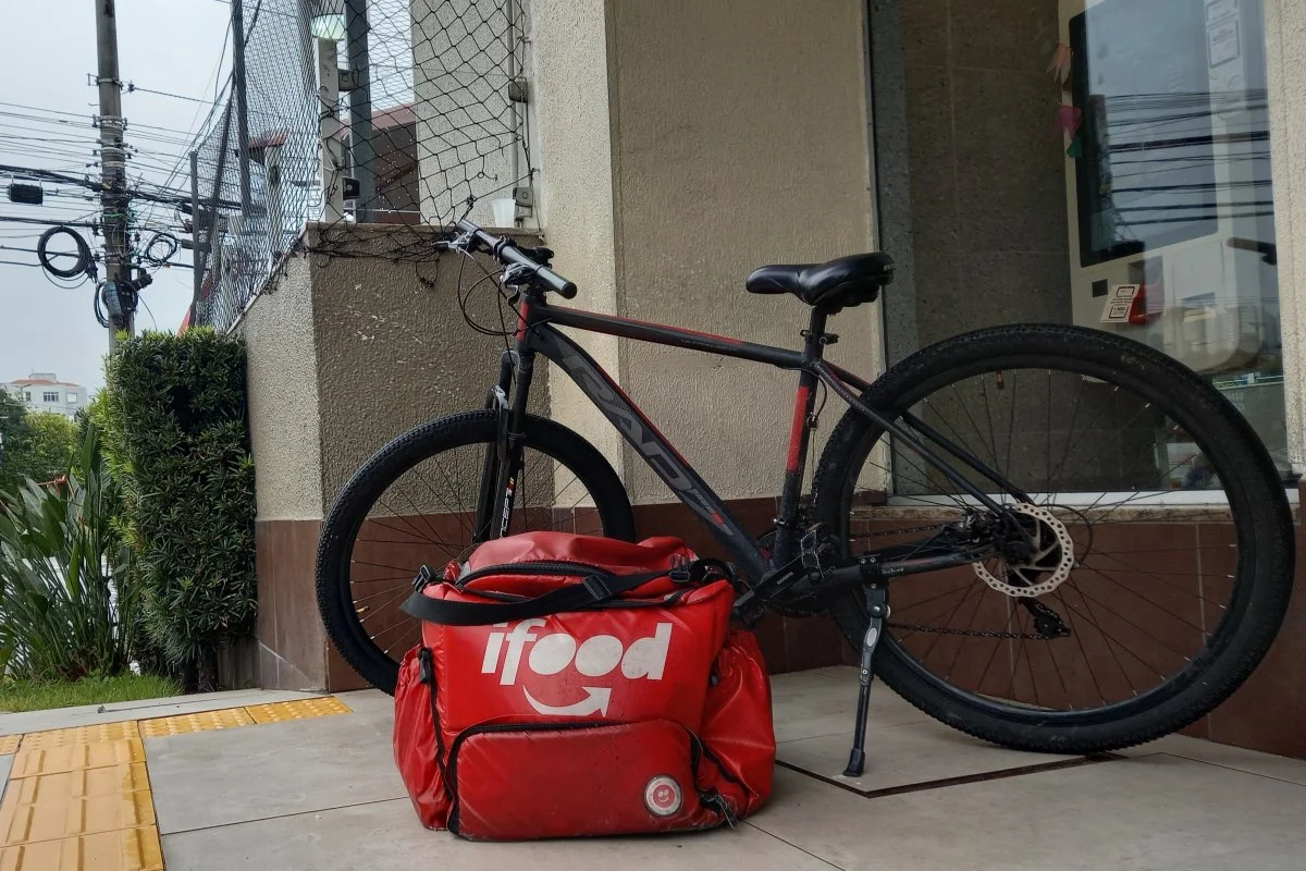 Bicicleta e bag do Ifood em lanchonete da zona norte de São Paulo Bicicleta e bag do Ifood em lanchonete da zona norte de São Paulo