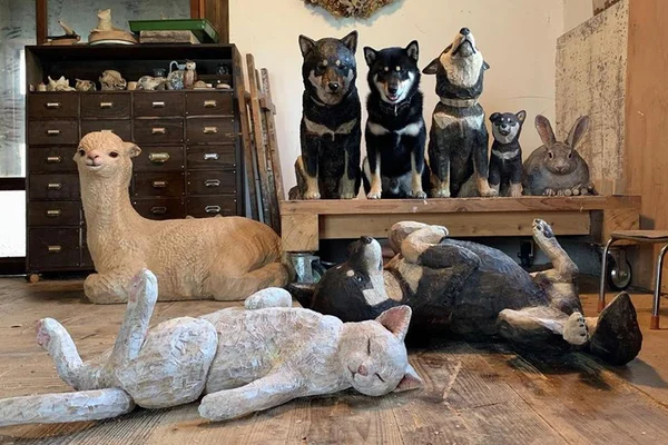 Cachorrinho fingindo que é estátua