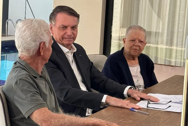 Jair Bolsonaro grava com casal de aposentados que foram vítimas das fraudes do INSS
