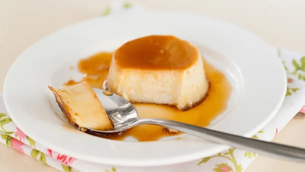 Pudim de iogurte sem ovo conquista pela textura leve e sabor delicado
