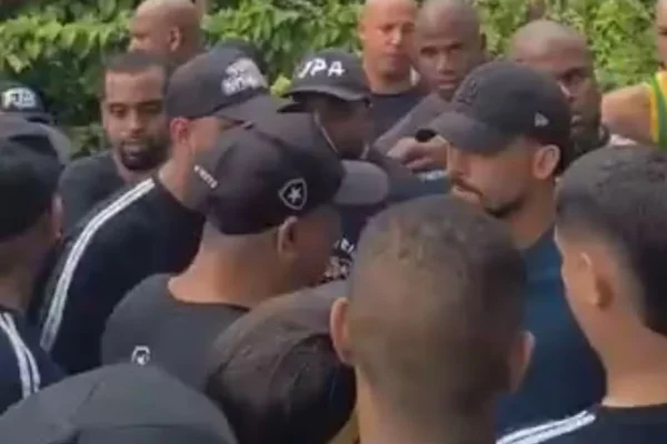 Organizadas do Botafogo protestam contra desempenho da equipe na temporada
