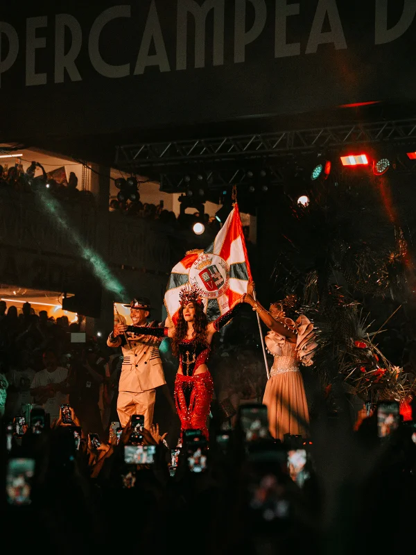 Fãs apontam química entre Anitta e Mestre Fafá após coroação na Grande Rio - destaque galeria Fãs apontam química entre Anitta e Mestre Fafá após coroação na Grande Rio - destaque galeria