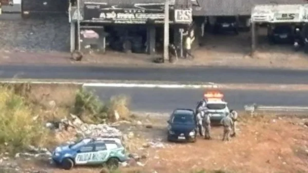 Corpo é encontrado carbonizado, de joelhos, com mãos amarradas em GO - Metrópoles