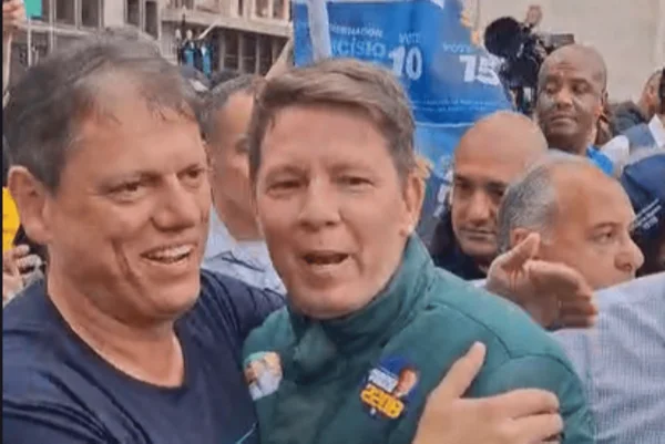 O governador Tarcísio de Freitas (Republicanos) e o deputado federal Mario Frias (PL)