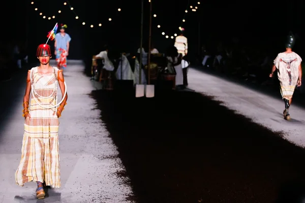 Ronaldo Fraga se inspira em Portinari e faz desfile contra o ódio