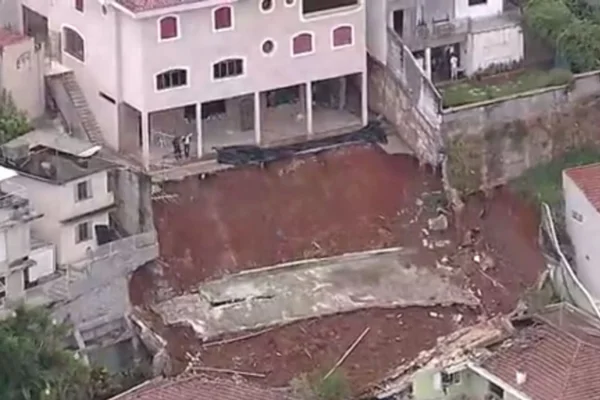 Muro desaba casas São Paulo Tremembe
