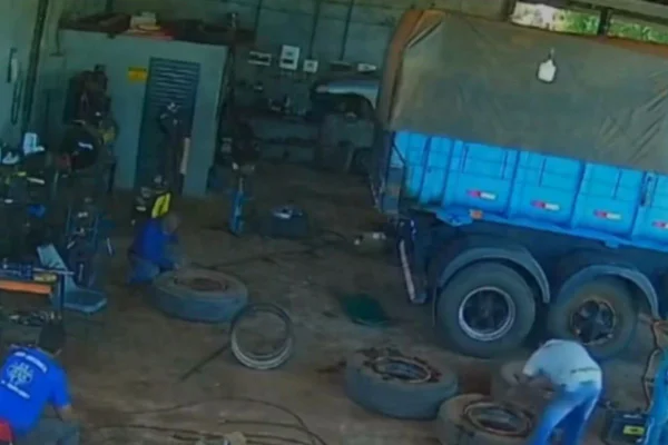 GO: homem morre após pneu de caminhão explodir na calibragem. Vídeo