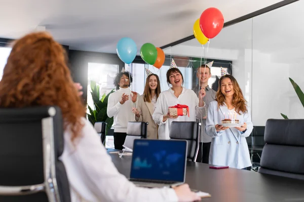 Colegas de trabalho comemoram aniversário na firma - Metrópoles