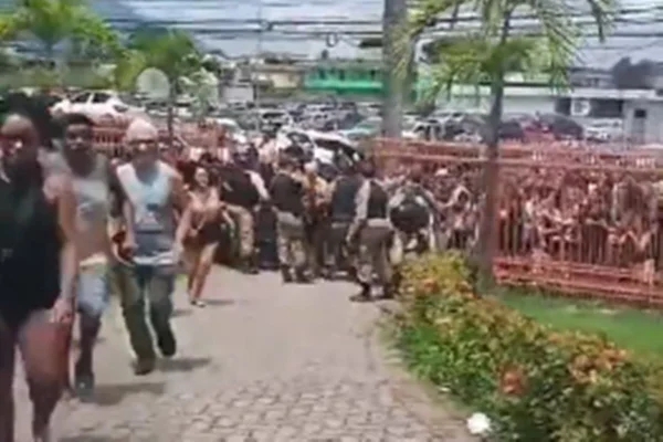 Foto colorida de manifestantes invadindo a prefeitura de Belford Roxo, no Rio - Metrópoles