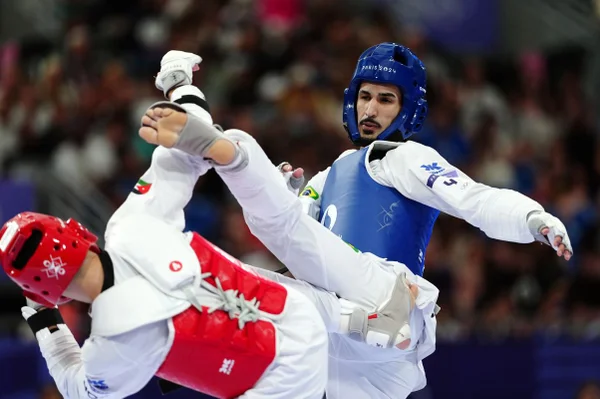 Zaid Kareem da Jordânia e Edival Pontes do Brasil (à direita) durante a competição das oitavas de final do Taekwondo Masculino -68kg no Grand Palais no décimo terceiro dia dos Jogos Olímpicos de Paris de 2024, na França. Data da foto: quinta-feira, 8 de agosto de 2024