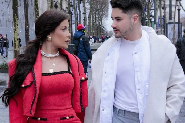 Jaquelline e Lucas Souza posam juntos durante a Semana da Moda de Paris - Metrópoles