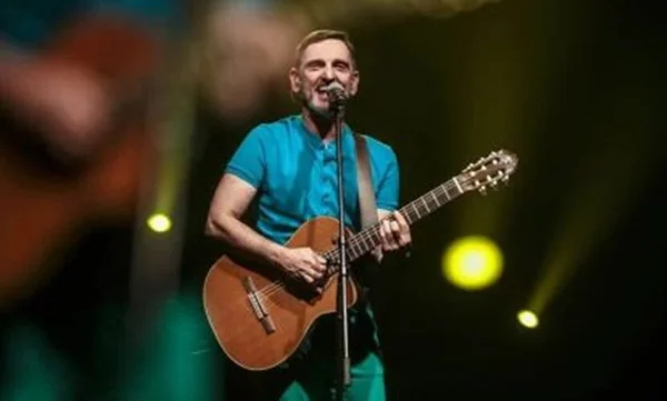 Veja onde assistir e como será a live de Paulo Miklos