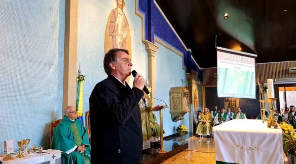 Em missa, Bolsonaro pede que povo “não experimente dores do comunismo”