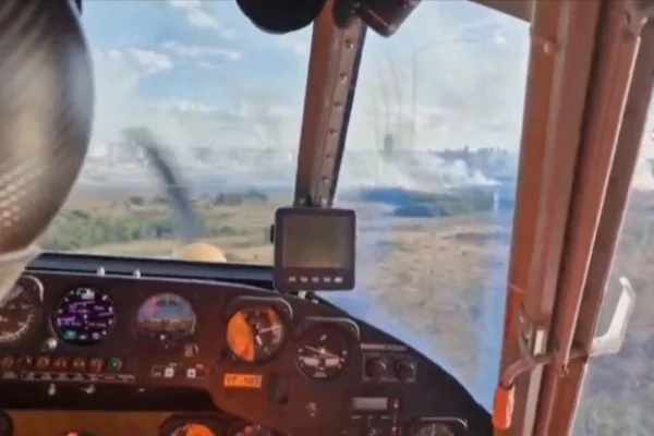 Foto colorida do interior de avião dos bombeiros