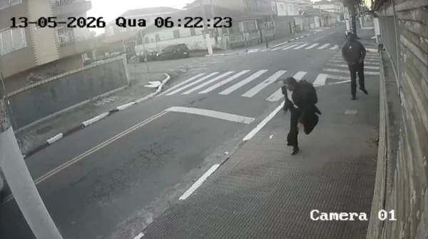 Captura de tela do vídeo em que uma mulher sai correndo de tentativa de assalto
