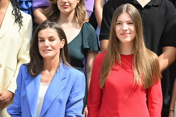 Foto colorida de duas mulheres juntas. Elas estão posando para uma foto - Metrópoles