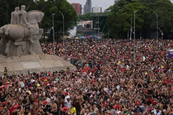 A SPTuris divulgou uma lista com os objetos que os foliões podem e não podem levar nos blocos de Carnaval de São Paulo - Metrópoles