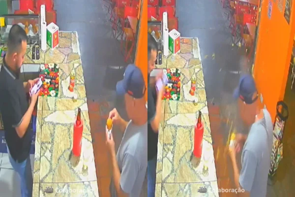 Foto colorida de um homem comendo coxinha - Metrópoles
