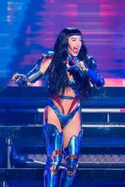 Katy Perry apostou em um look futurista em referência ao novo álbum