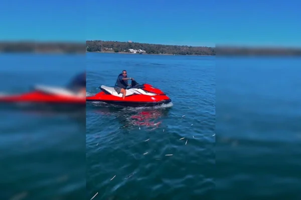 homem andando de jetski