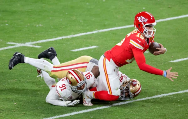 Quarterback Patrick Mahomes #15 do Kansas City Chiefs sofre um tackle de Arik Armstead #91