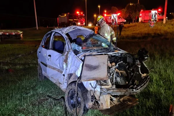 Noite de Natal tem acidente com cinco feridos e carro incendiado no DF